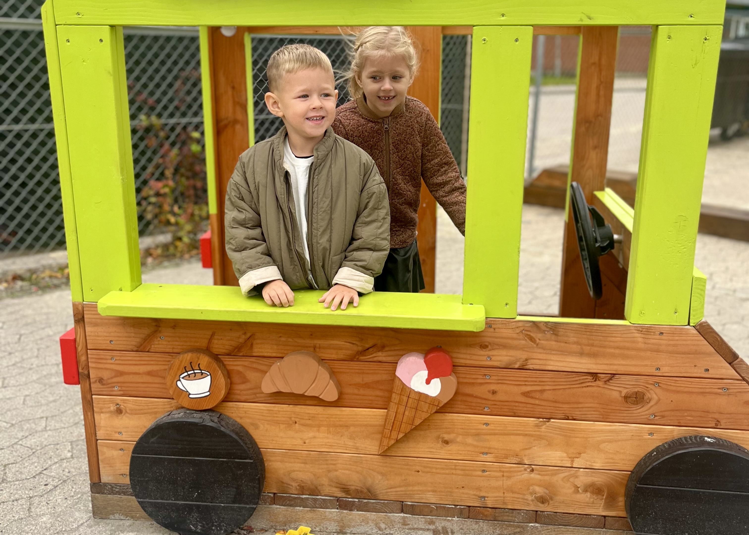 Børn leger i madvogn
