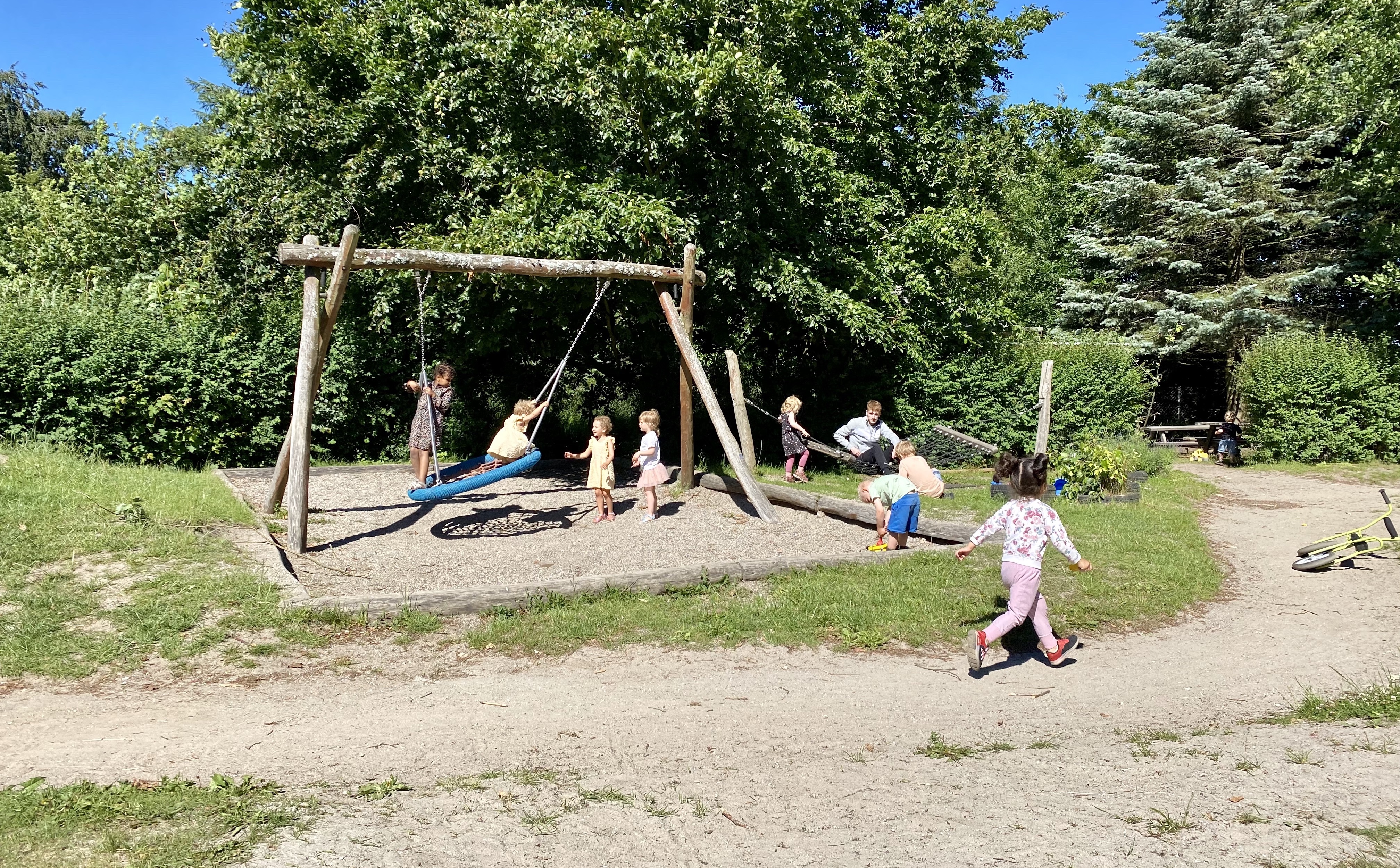 Børn leger på legeplads