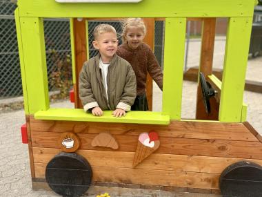 Børn leger i madvogn